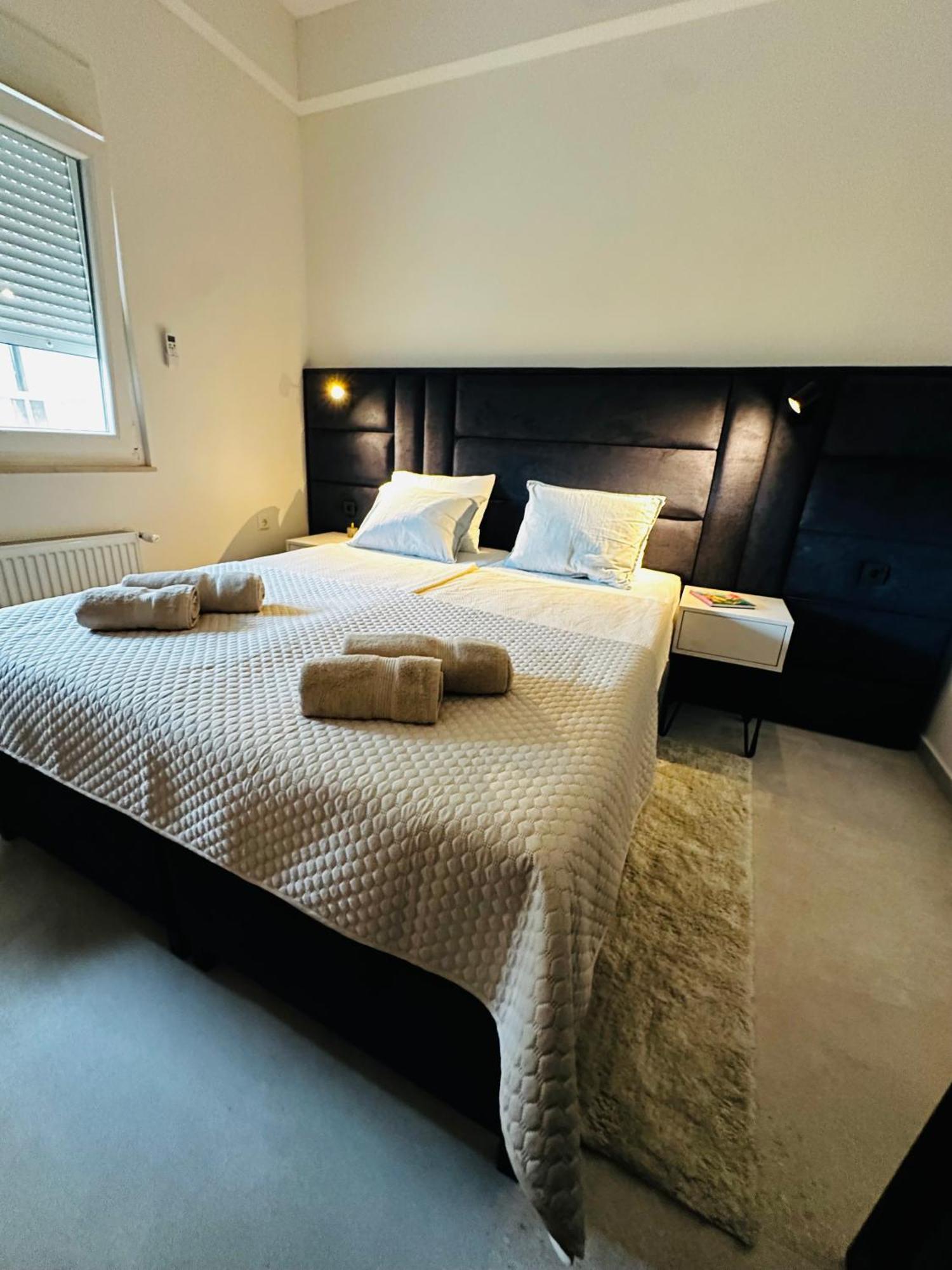 Apartments Zora โตรกีร์ ภายนอก รูปภาพ